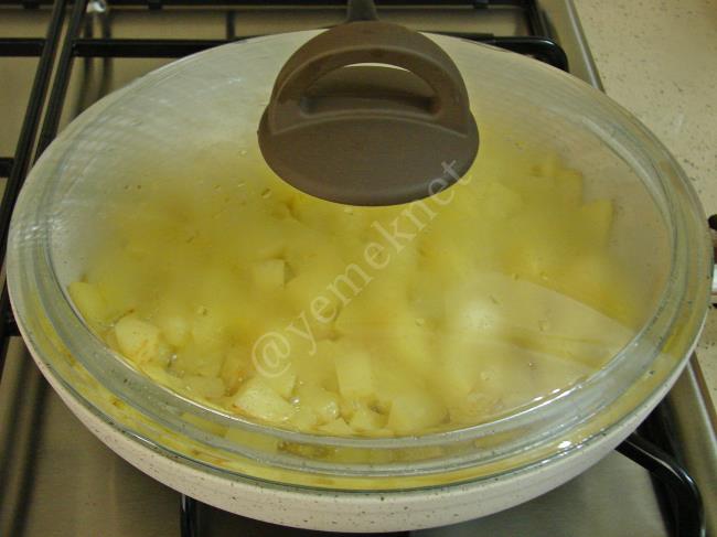 Soğanlı Patatesli Omlet - Yapılışı (4/12) 