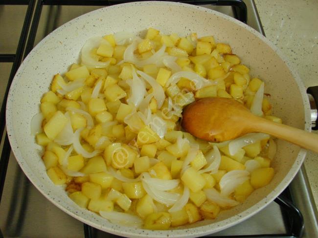 Soğanlı Patatesli Omlet - Yapılışı (6/12) 