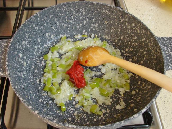 Sosuyla Pişen Makarna - Yapılışı (3/12) 