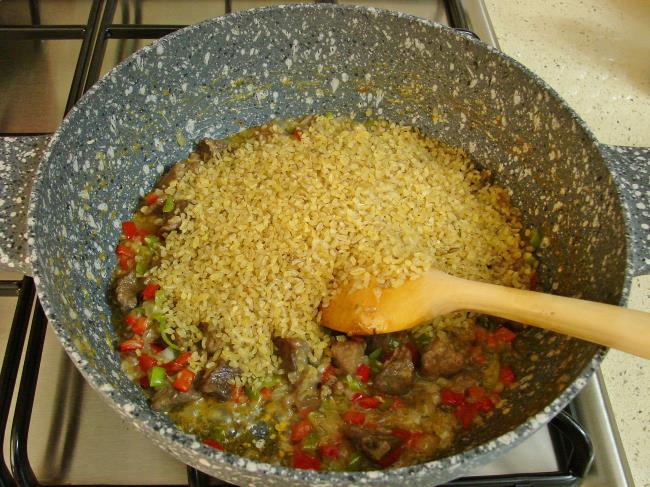 Etli Biberli Bulgur Pilavı - Yapılışı (7/12) 