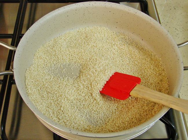 Kavrulmuş Susamlı Kurabiye - Yapılışı (2/16) 