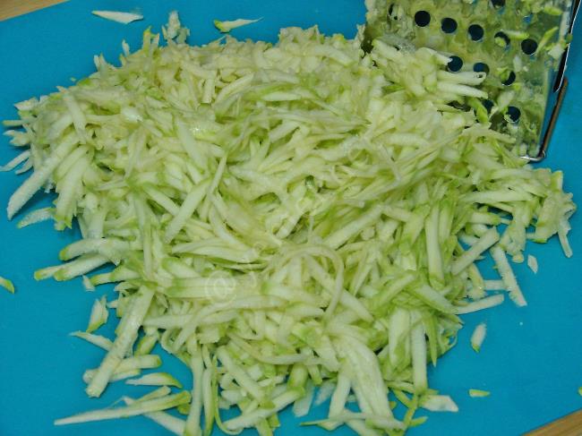 Yoğurtlu Çiğ Kabak Salatası - Yapılışı (2/8) 