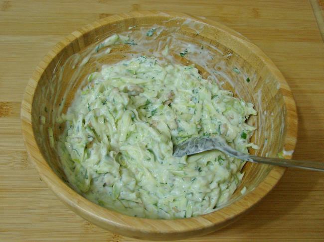 Yoğurtlu Çiğ Kabak Salatası - Yapılışı (6/8) 