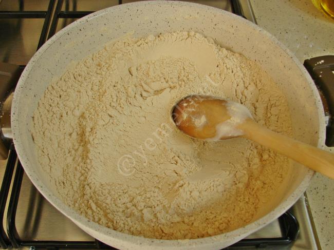 Bademli Kavrulmuş Un Kurabiyesi - Yapılışı (2/16) 