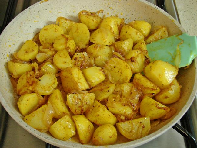 Soğanlı Patates Salatası - Yapılışı (6/8) 