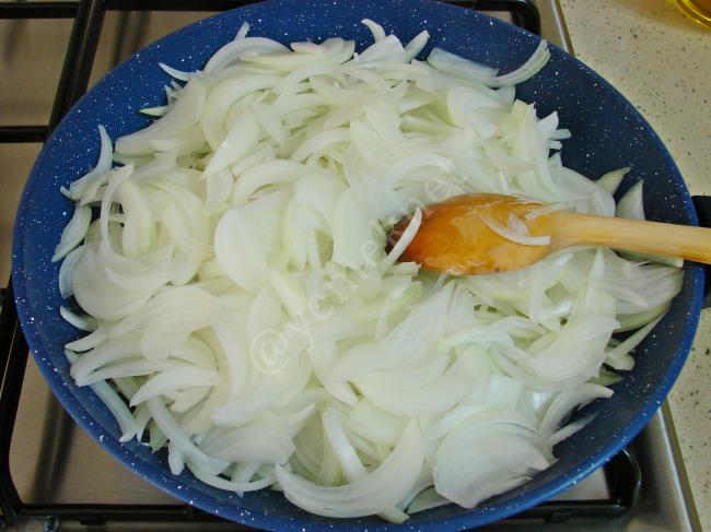 Yumurtalı Soğan Kavurması - Yapılışı (3/12) 