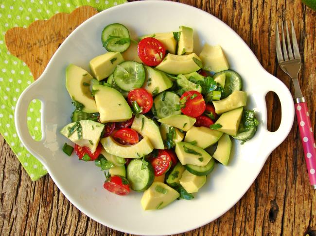 Doyurucu Ve Lezzetli Yemyeşil Bir Salata : Avokado Salatası