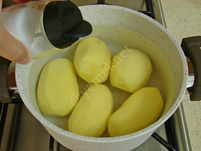 Baharatlı Patates Salatası - Yapılışı (2/8) 