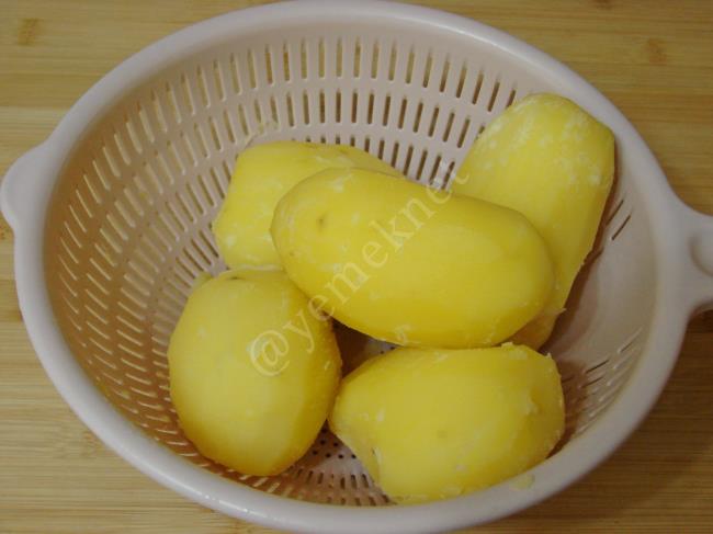 Baharatlı Patates Salatası - Yapılışı (3/8) 