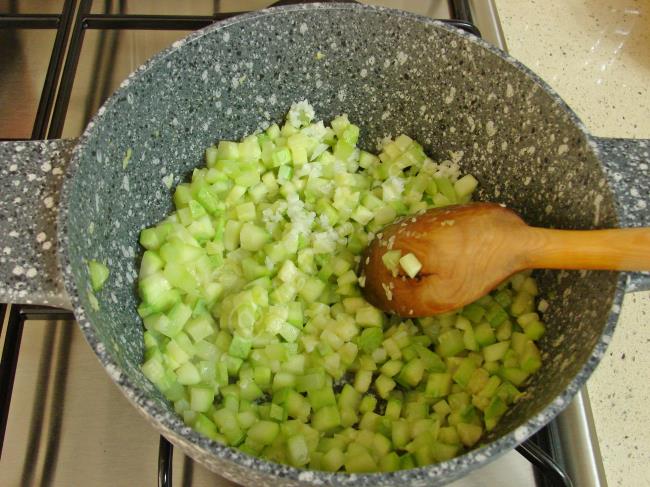 Domatesli Kabak Çorbası - Yapılışı (3/12) 