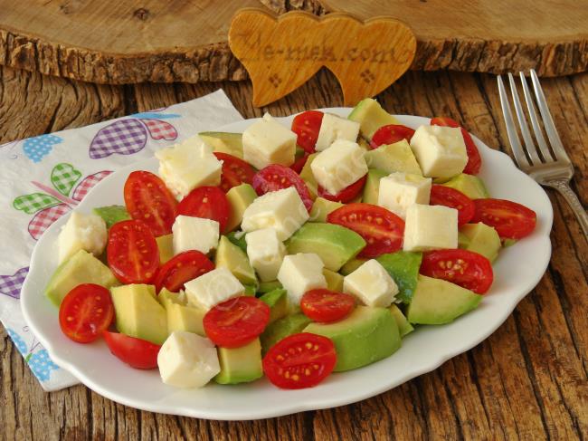 Peynirli Avokado Salatası