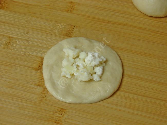 Peynirli Yumuşak Poğaça - Yapılışı (8/12) 