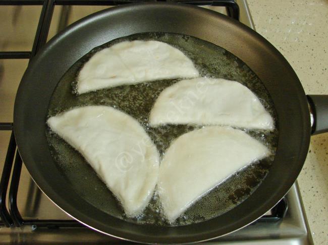 Yufkadan Çiğ Börek - Yapılışı (11/16) 