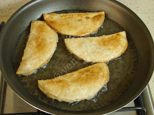 Yufkadan Çiğ Börek - Yapılışı (12/16) 