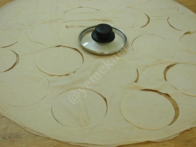 Yufkadan Çiğ Börek - Yapılışı (5/16) 