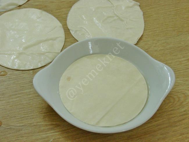 Yufkadan Çiğ Börek - Yapılışı (7/16) 