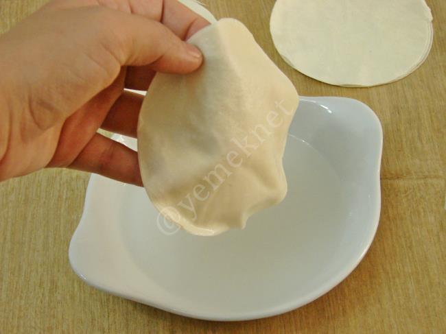 Yufkadan Çiğ Börek - Yapılışı (8/16) 