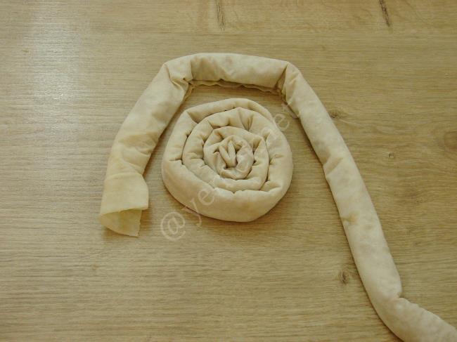 Hazır Yufkadan Tahinli Çörek - Yapılışı (7/12) 