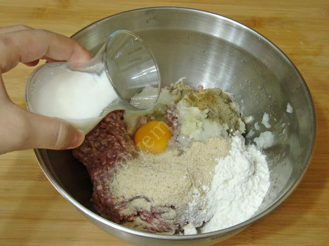 İsveç Köftesi - Yapılışı (3/12) 