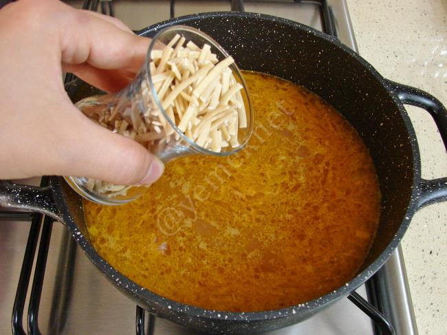 Kıymalı Erişte Çorbası - Yapılışı (6/12) 