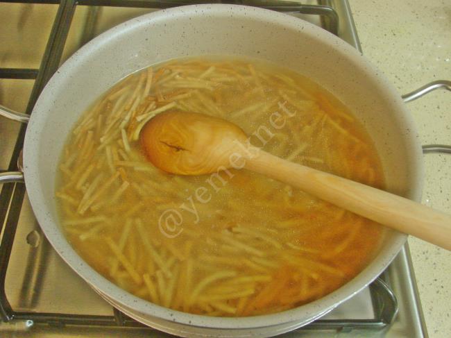 Tavuklu Erişte Salatası - Yapılışı (5/12) 