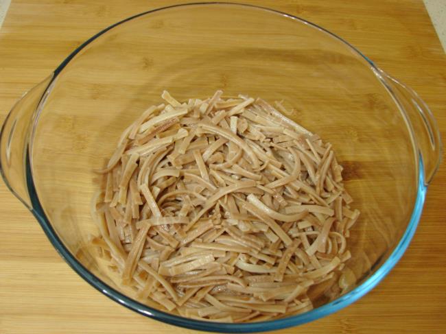 Tavuklu Erişte Salatası - Yapılışı (6/12) 