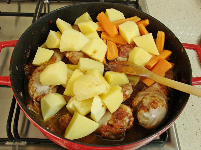 Tencerede Sulu Tavuk Yemeği - Yapılışı (7/12) 