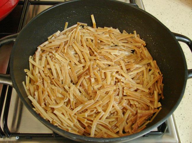 Yoğurtlu Kıymalı Erişte - Yapılışı (5/12) 