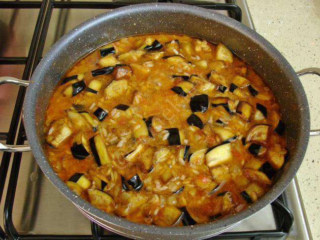 Patlıcanlı Pirinç Pilavı - Yapılışı (8/12) 