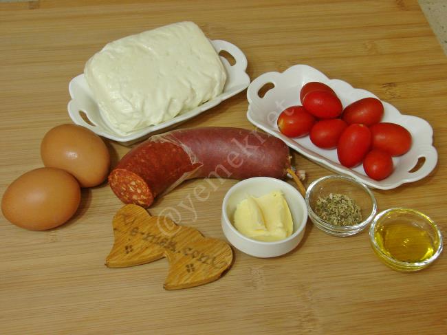 Sucuklu Hellim Peynirli Yumurta - Yapılışı (1/8) 