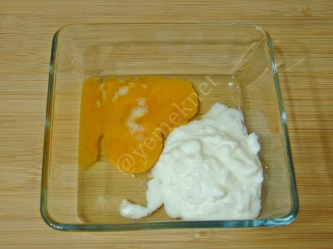 Fırında Yoğurtlu Ekmek Pizzası - Yapılışı (3/12) 