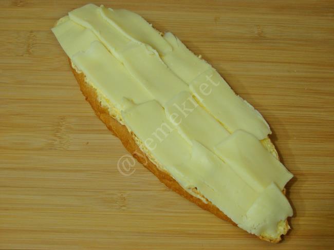 Fırında Yoğurtlu Ekmek Pizzası - Yapılışı (6/12) 