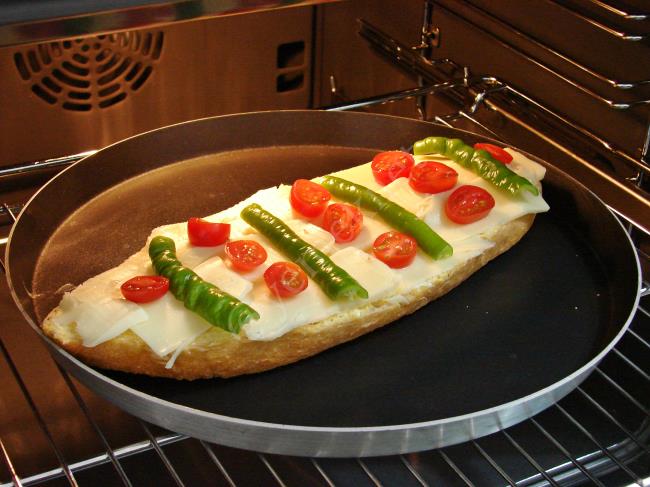 Fırında Yoğurtlu Ekmek Pizzası - Yapılışı (8/12) 