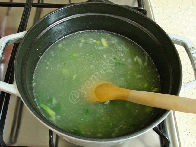 Ispanak Kökü Çorbası - Yapılışı (6/12) 