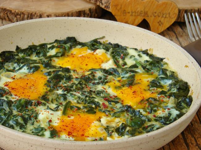 İster Kahvaltıya İster Ana Yemek Olarak Sofraya: Ispanaklı Yumurta