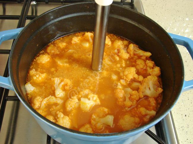 Salçalı Karnabahar Çorbası - Yapılışı (7/12) 