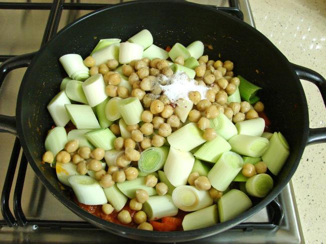 Nohutlu Pırasa Yemeği - Yapılışı (6/12) 