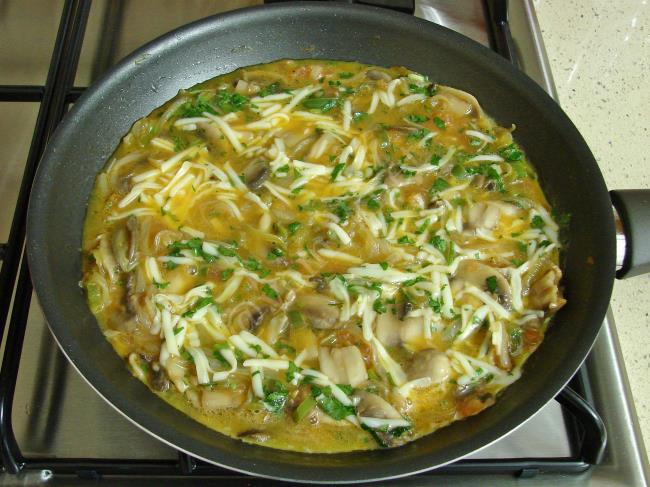 Soğanlı Mantarlı Omlet - Yapılışı (12/16) 