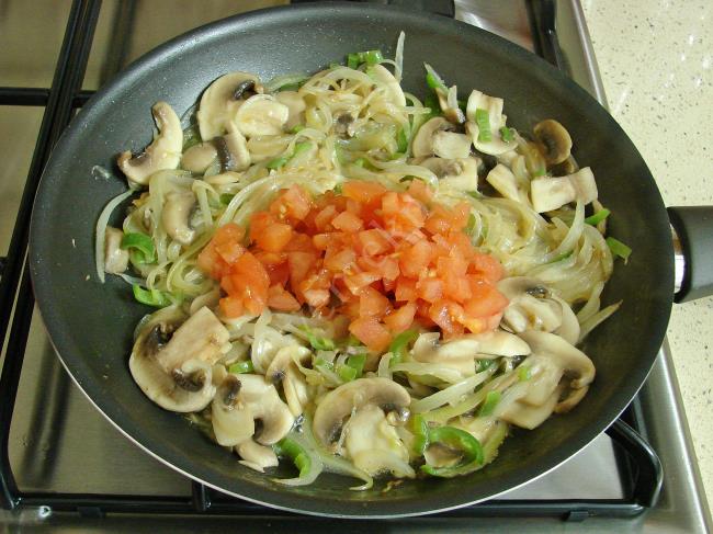 Soğanlı Mantarlı Omlet - Yapılışı (7/16) 