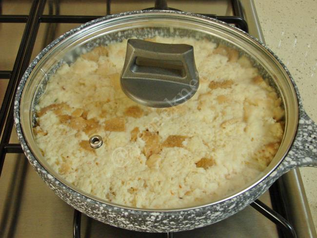 Tavada Bayat Ekmek Böreği - Yapılışı (11/16) 