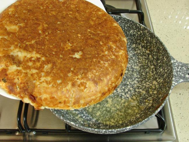 Tavada Bayat Ekmek Böreği - Yapılışı (12/16) 