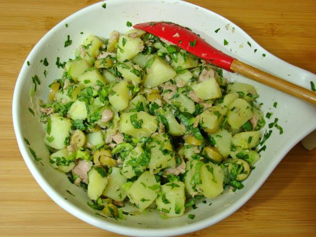 Ton Balıklı Patates Salatası - Yapılışı (6/8) 