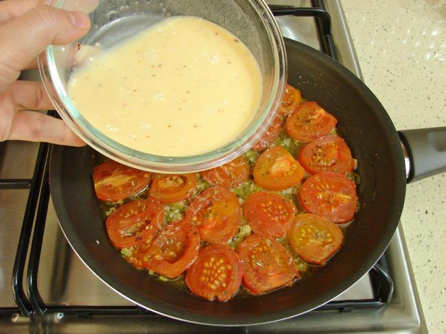 Domatesli Omlet - Yapılışı (10/16) 