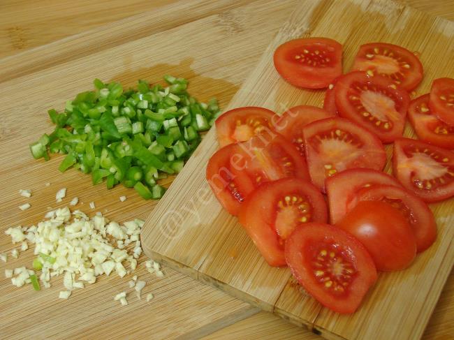 Domatesli Omlet - Yapılışı (2/16) 