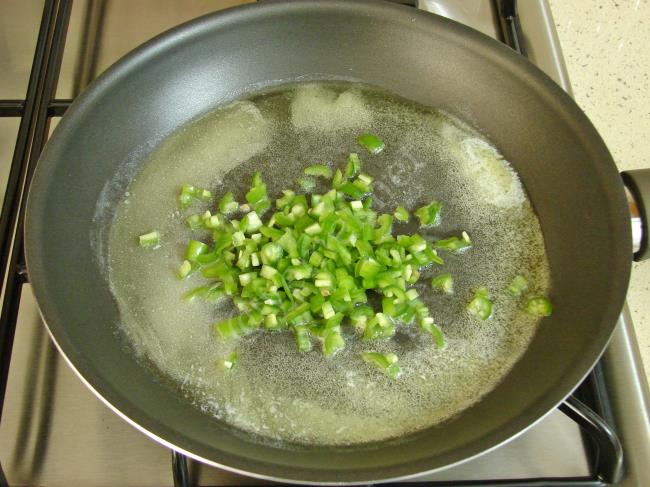 Domatesli Omlet - Yapılışı (3/16) 