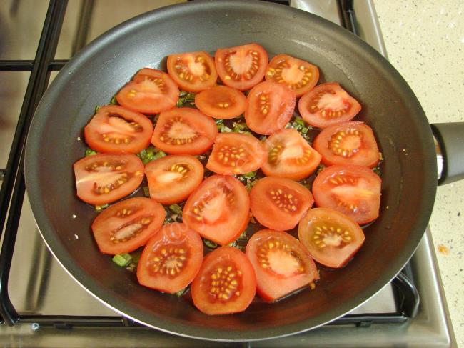 Domatesli Omlet - Yapılışı (5/16) 