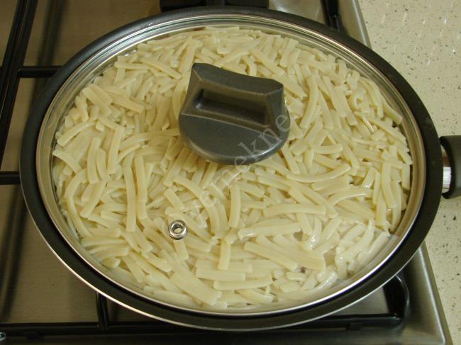 Erişte Böreği - Yapılışı (10/16) 