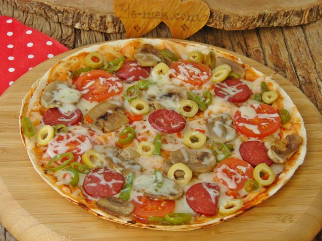 Tavada Lavaş Pizza - Yapılışı (13/16) 