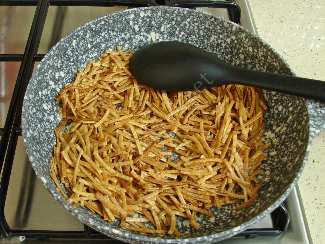 Kavrulmuş Erişte Salatası - Yapılışı (3/12) 