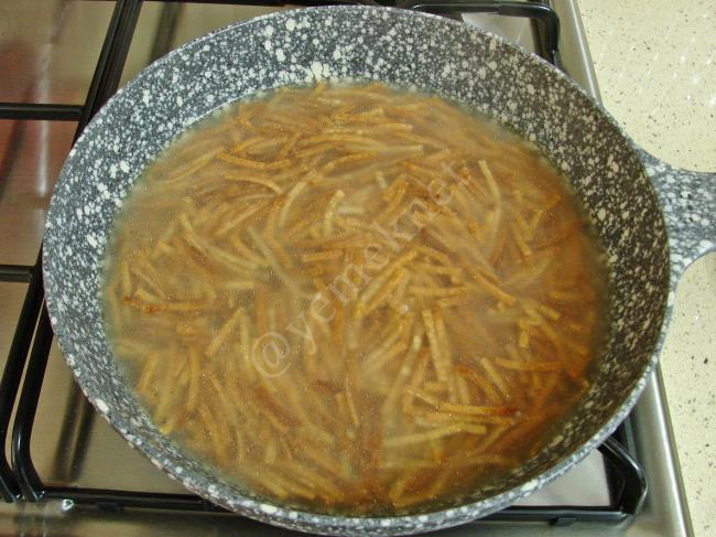 Kavrulmuş Erişte Salatası - Yapılışı (4/12) 